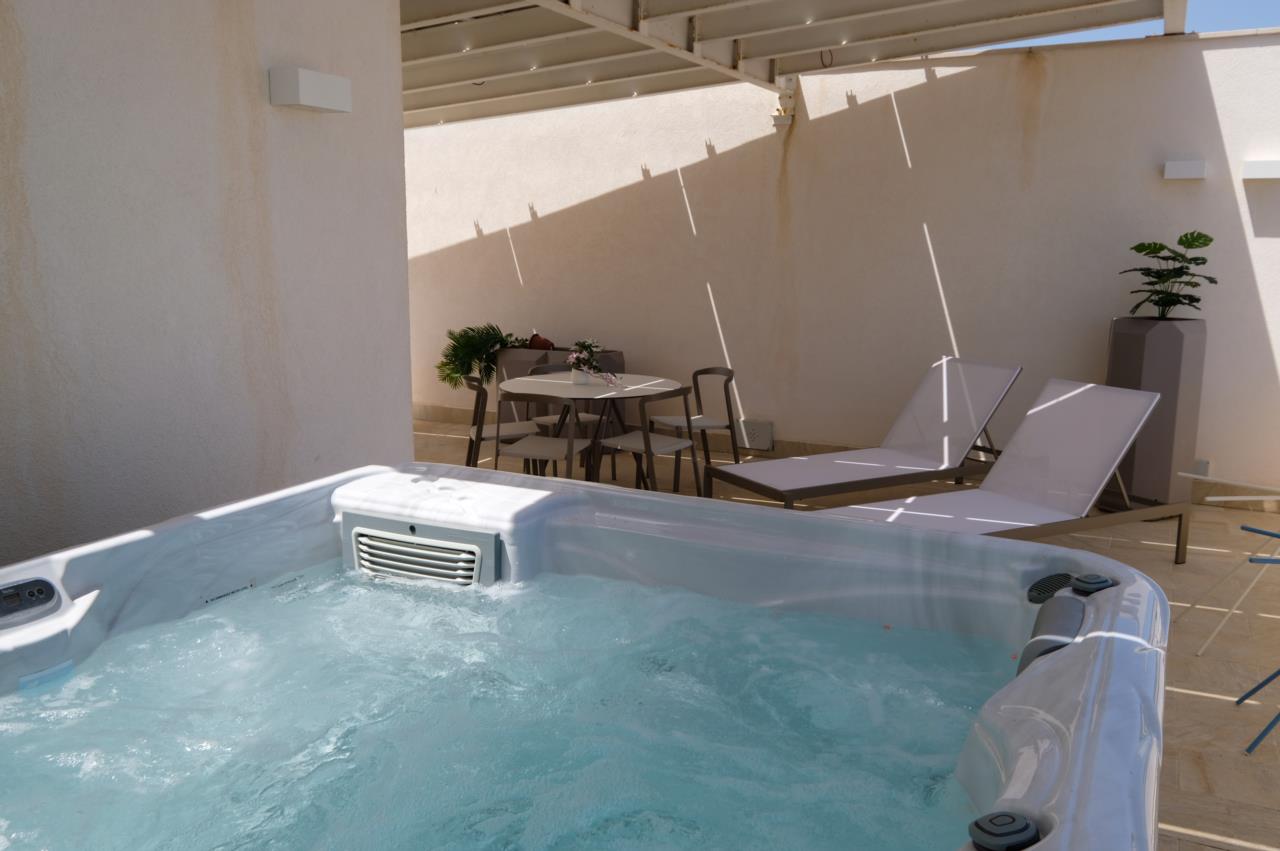 Morana Suite Apartments & Jacuzzi - San Vito Lo Capo